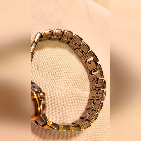 Vintage 1990s woman's Bulova watch - Picture 8 of 12